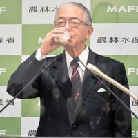 農相「牛乳いつもより飲んで」 画像