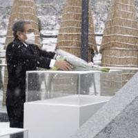 脱線現場近くで犠牲者追悼、山形 画像