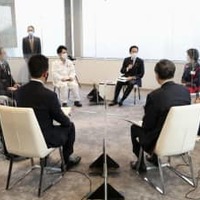 首相、自動車整備士と車座 画像