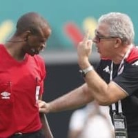 アフリカ杯で驚愕の「試合終了ミス」審判、”熱中症で混乱”か? 画像