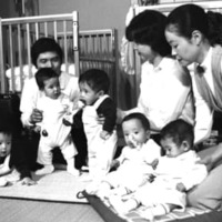 ＜あのころ＞日本初の五つ子誕生 画像