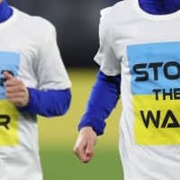 戦争反対のTシャツ拒否で炎上…「何千人も死んでる中東は無視か」とサッカー選手釈明 画像