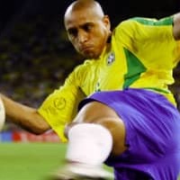 ロベカル、1試合限定で現役復帰!48歳での「美フリーキック」がこれ 画像