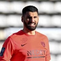 女性ファンの顔面にボール直撃!GKが「ユニフォームで許して…」 画像