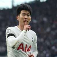ソン・フンミン、ズマにボールをぶつけられる…スパーズ選手は激怒 画像