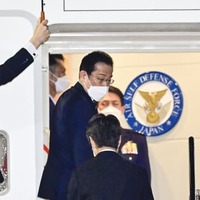 首相、ベルギーへ出発 画像