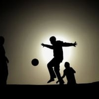 すごすぎる…「癌で片腕を失った」審判、試合に復帰 画像