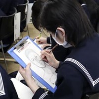 高校生と警官が捜査用似顔絵勝負 画像