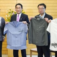 首相、沖縄式典でかりゆし着用へ 画像