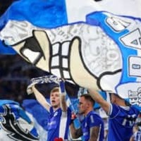 板倉がいるシャルケ、凄いファンが話題。「ビールを頭に乗せて自転車で走る」 画像
