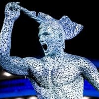 アグエロの銅像に顔がそっくり!話題のクロース本人が反応する 画像