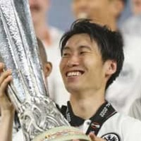 EL優勝フランクフルト!長谷部も鎌田もトロフィーを掲げる 画像