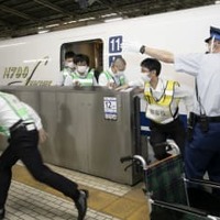 東海道新幹線で防犯訓練 画像