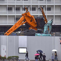 JR新宿駅近くでクレーン車転倒 画像