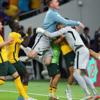 W杯決定の国民的英雄!豪州GK、ペルーGKの「PK指示書」を投げ捨てる? 画像