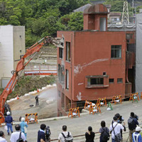 熱海土石流で残った酒店解体 画像