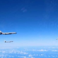 中国爆撃機3機が沖縄通過 画像