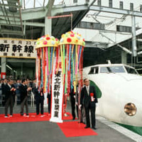 東北新幹線40年見つめる慰霊碑 画像