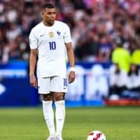 サッカーの達人エムバペ、アメフトのボールを蹴るとこうなる 画像