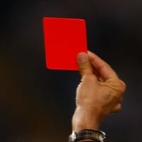 これが南米!試合中に相手選手に倒した監督が一発レッドカードで退場 画像