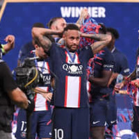 超FKのネイマール、超機嫌!メッシらPSG選手に優勝メダルを配りまくる 画像