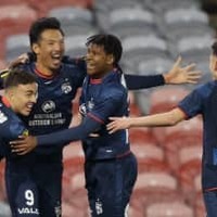 海外選手も脱帽!195cm指宿洋史がやった超バイシクルゴールがこれ(動画あり) 画像