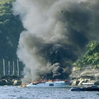 三浦市沖で船炎上 画像