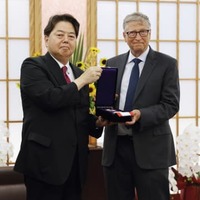 外相、ビル・ゲイツ氏に勲章授与 画像