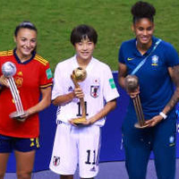 18歳の日本女子選手に頭ポンポン!U-20女子W杯でバズった「感動シーン」がこちら 画像