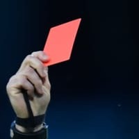 「前代未聞」 試合中に放尿したGK、一発レッドで退場 画像