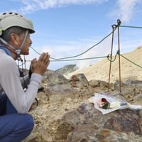 亡き妻を慰霊「今年も来たよ」 画像