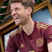 バイエルン、2022-23特別ユニフォームを発表!伝統「オクトーバーフェスト」を祝う 画像