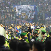 120人以上死亡のインドネシアサッカー事故、警察のチケット販売制限や試合時刻指示を無視か 画像