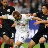 「38歳長谷部は世界レベルのケインを封じ込めた」フランクフルト監督がCLで絶賛 画像