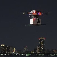 夜間にドローンで商品を配送 画像
