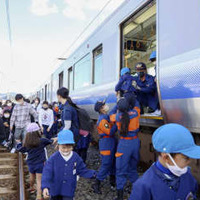 津波襲来で訓練、列車から避難 画像