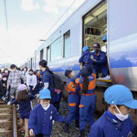 津波襲来で訓練、列車から避難 画像