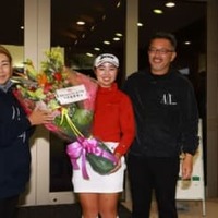 まな娘が新女王に…父は“笑顔”、母は“涙” 山下美夢有へ両親の願い「強く優しいプレーヤーに」 画像