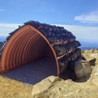 御嶽山尾根に噴石シェルター 画像