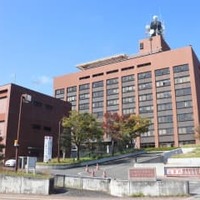 特急と車衝突、男性重体 画像