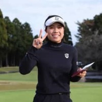 5アンダー単独首位で優勝賞金500万円に鍋島海良が王手「ロースカツ食べたのがよかったのかな?」 画像