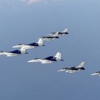 日本海で日米戦闘機訓練 画像