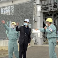 経産相、核燃料再処理工場を視察 画像