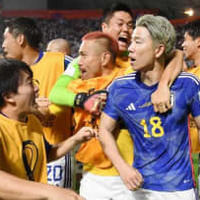 日本の大逆転勝利をどう見たのか…あのカズとヒデが並んでW杯観戦 画像