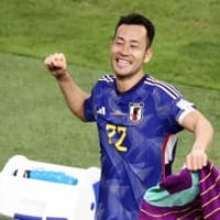 「君は誇りだ、日本おめでとう」 W杯日本代表の吉田麻也、世界的監督がハグで祝福！ 画像