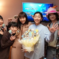 安藤サクラ、サプライズに笑顔 夏帆・木南晴夏・水川あさみ・染谷将太が誕生日祝福＜ブラッシュアップライフ＞ 画像