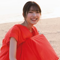 櫻坂46大園玲、鮮やかな赤ワンピ姿で満面の笑顔 1st写真集第4弾カット公開 画像