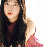 日向坂46富田鈴花、スラリ美脚披露 “大人の女性”テーマに撮り下ろし 画像