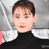 綾瀬はるか、美背中大胆魅せタイトドレス姿 新作映画のためのヘアカット告白＜リボルバー・リリー＞ 画像