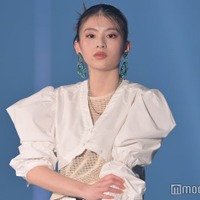 出口夏希、涼しげホワイトコーデが眩しい クールな表情に視線集中＜TGC 2023 S／S＞ 画像